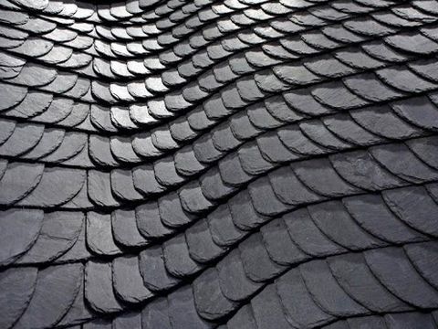 Krycie staroniemieckie dachu z łupka z bliska_